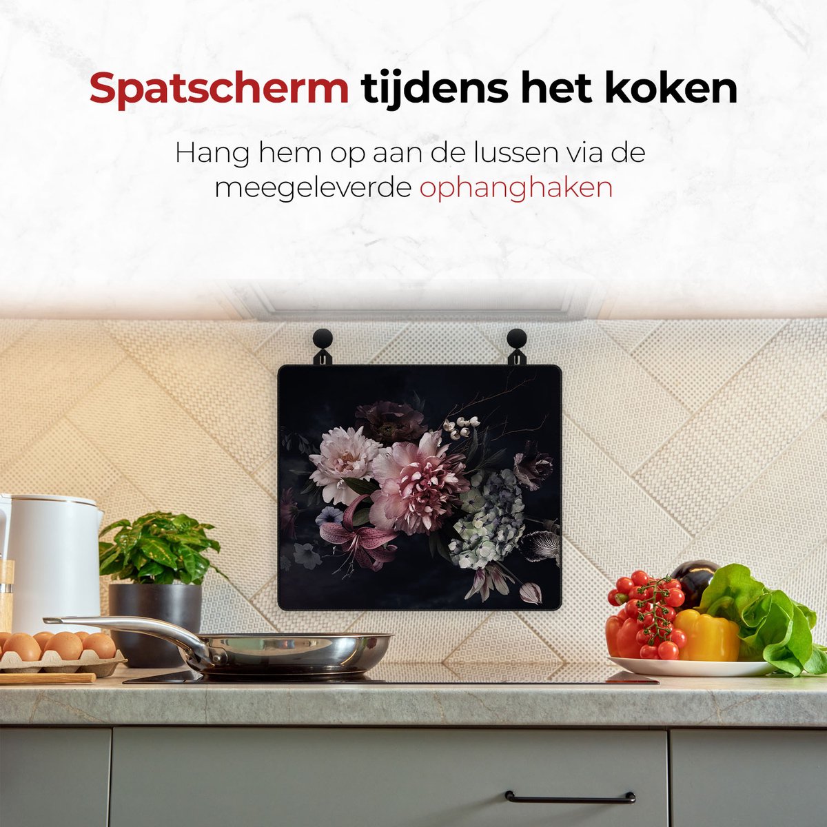 Spatscherm beschermer vintage bloemen aan de muur tijdens het koken