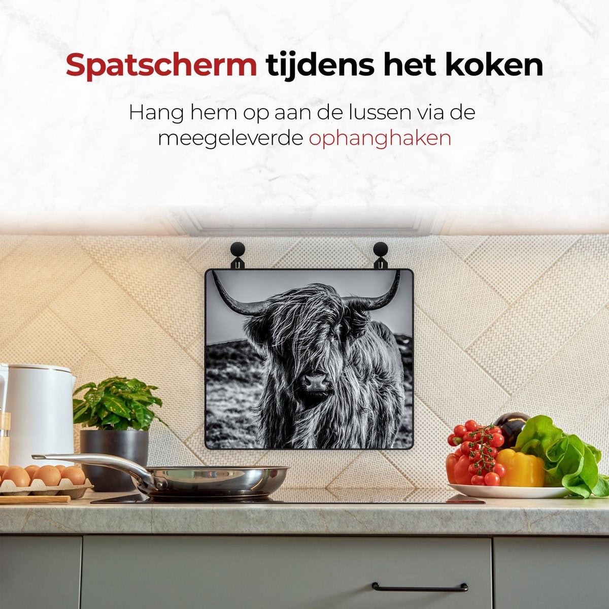 Spatscherm beschermer Schotse hooglander zwart wit aan de muur tijdens het koken