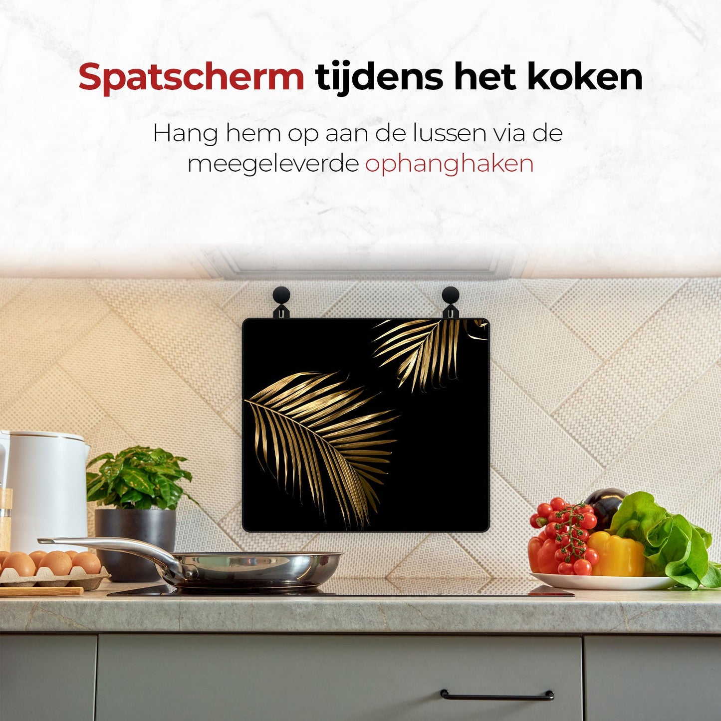 Spatscherm beschermer gouden bladeren aan de muur tijdens het koken