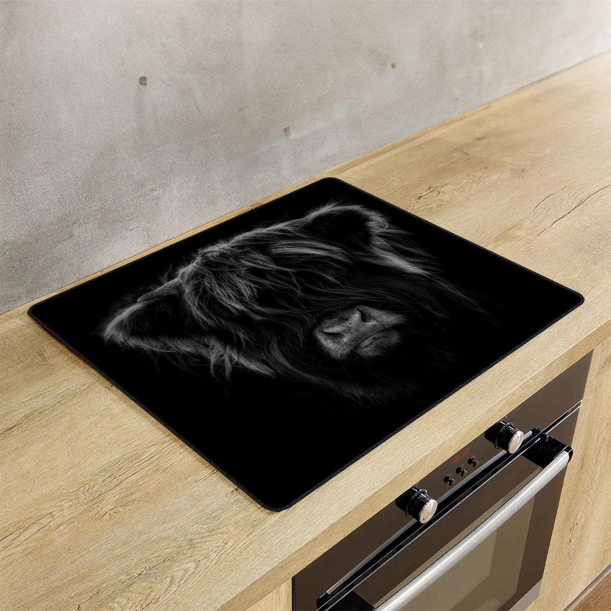 Inductie beschermer Schotse hooglander op de inductie plaat in de keuken