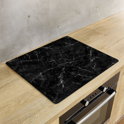 Inductie beschermer marmer zwart en wit op de inductie plaat in de keuken