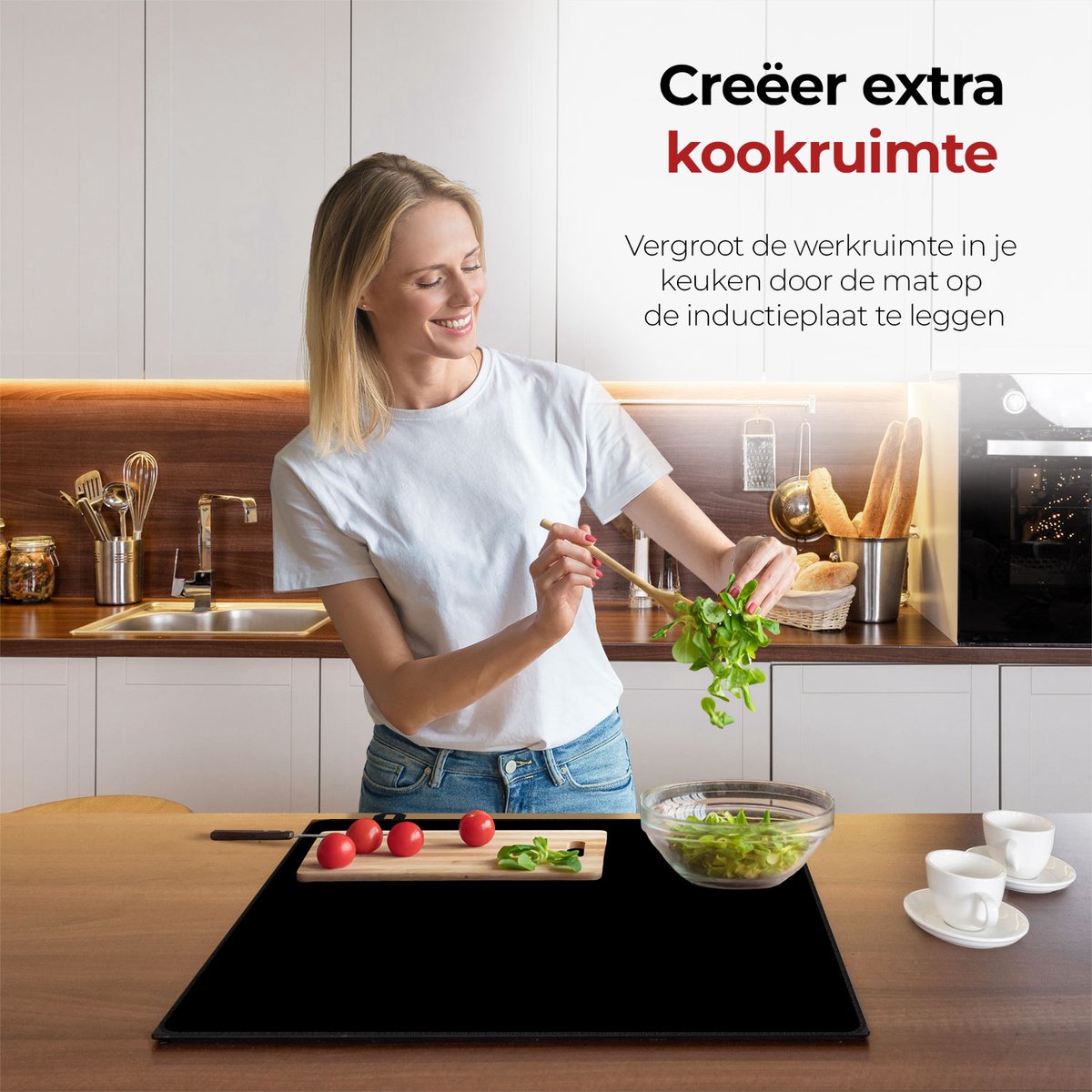 Vrouw in de keuken bezig met eten voorbereiden met behulp van de inductie beschermer zwart effen