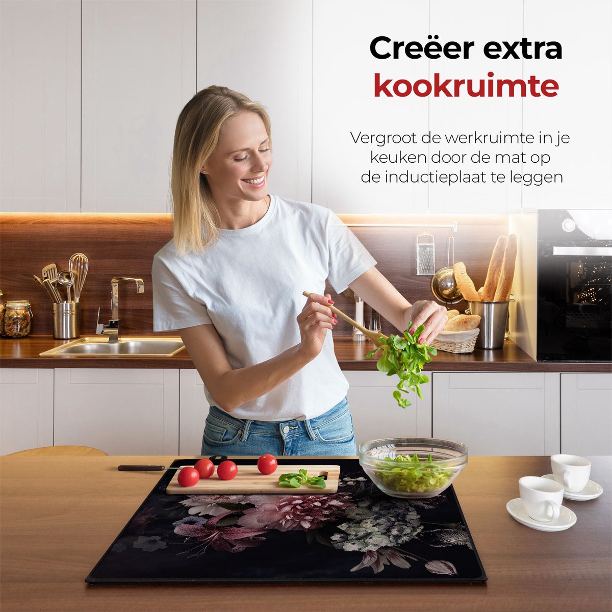 Vrouw in de keuken bezig met eten voorbereiden met behulp van de inductie beschermer vintage bloemen