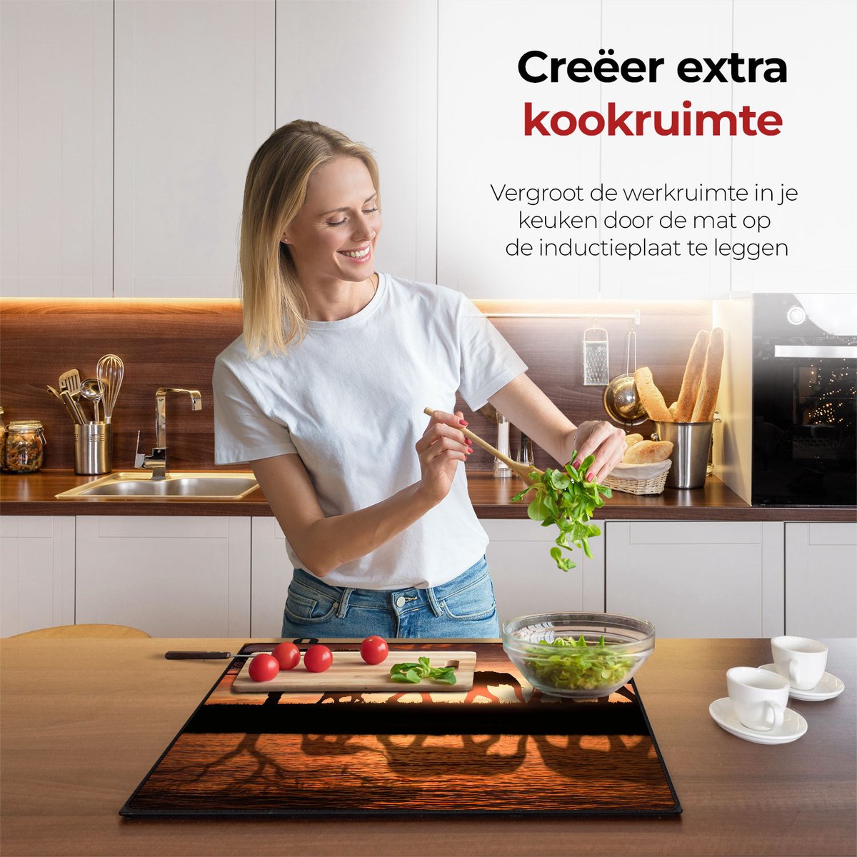 Vrouw in de keuken bezig met eten voorbereiden met behulp van de inductie beschermer olifanten