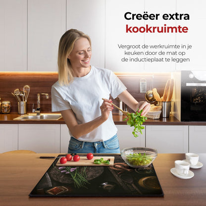 Vrouw in de keuken bezig met eten voorbereiden met behulp van de inductie beschermer stilleven specerijen