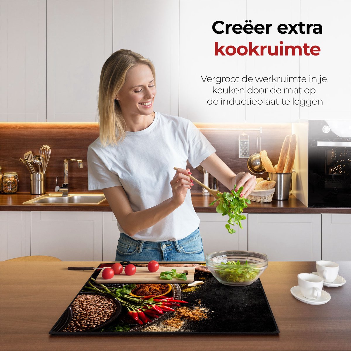 Vrouw in de keuken bezig met eten voorbereiden met behulp van de inductie beschermer pittige specerijen