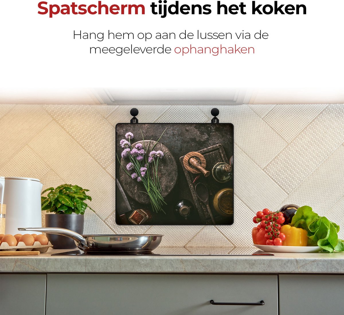 Spatscherm beschermer stilleven specerijen aan de muur tijdens het koken 