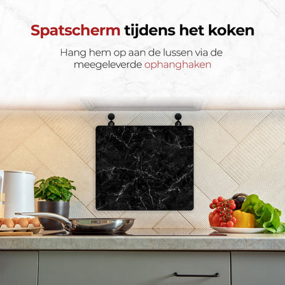 Spatscherm beschermer marmer zwart en wit aan de muur tijdens het koken 
