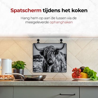 Spatscherm beschermer Schotse hooglander zwart wit aan de muur tijdens het koken 