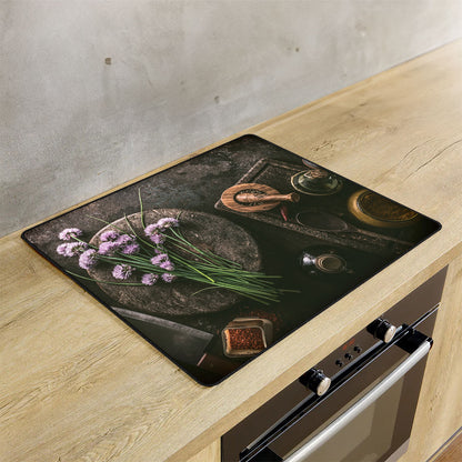 Inductie beschermer stilleven specerijen op de inductie plaat in de keuken