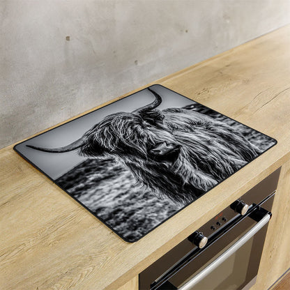 Inductie beschermer Schotse hooglander zwart wit op de inductie plaat in de keuken