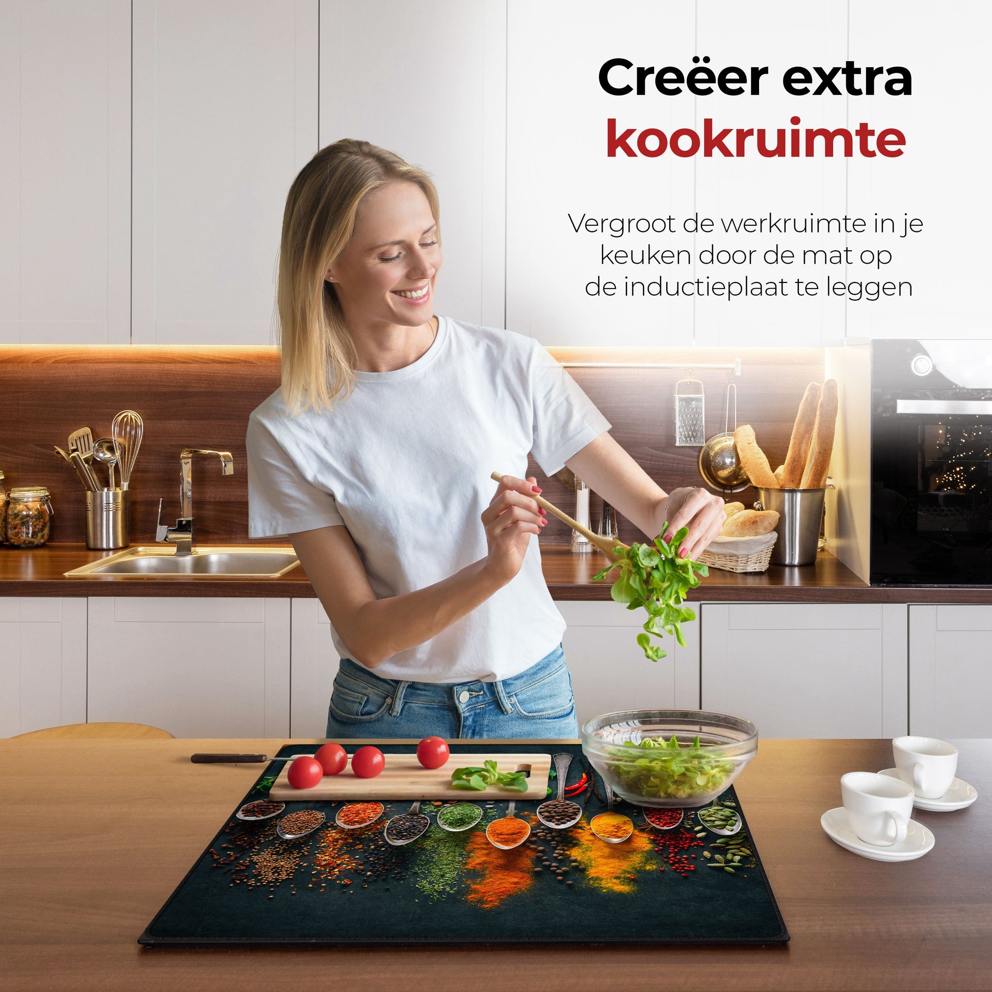 Vrouw in de keuken bezig met eten voorbereiden met behulp van de inductie beschermer kruiden en specerijen lepels