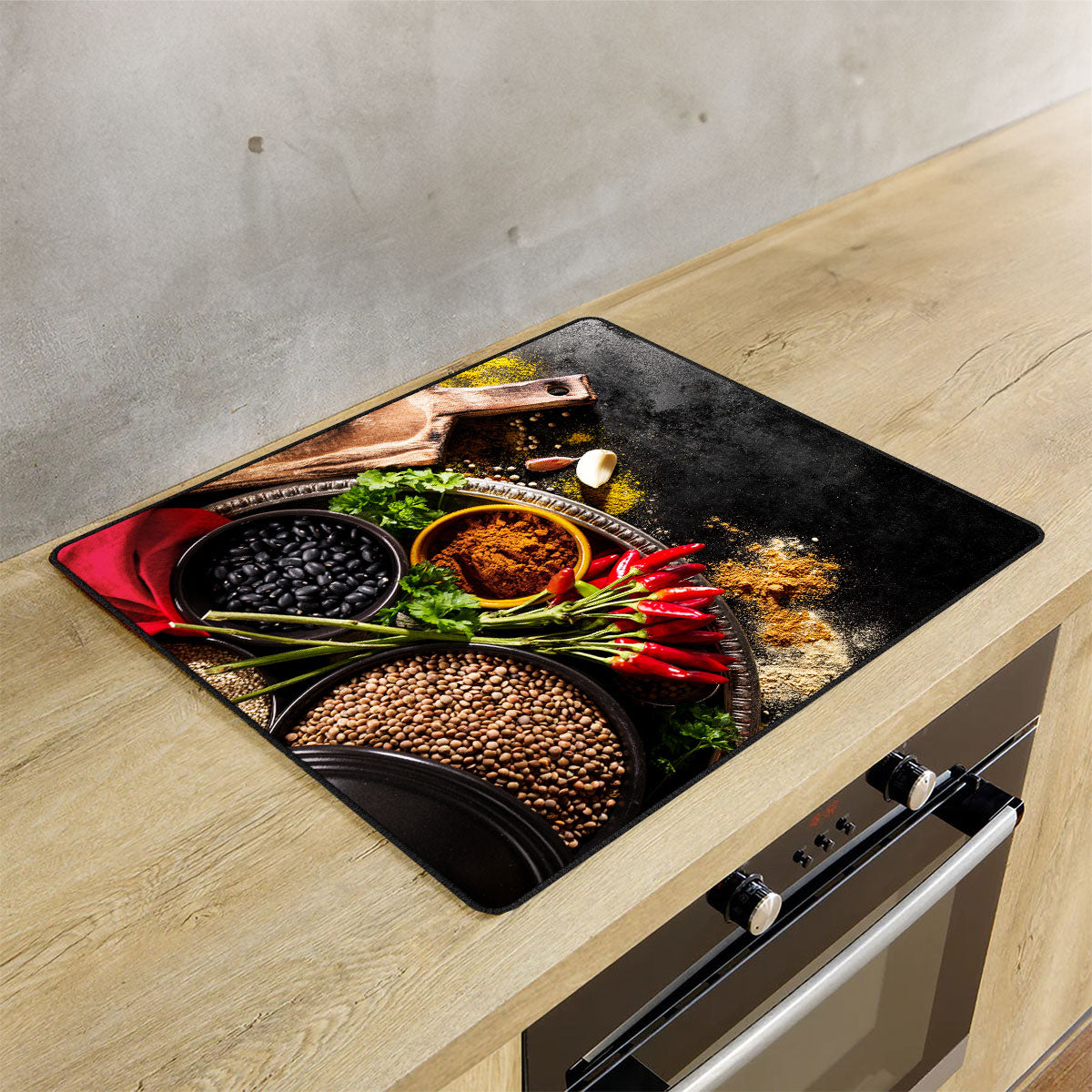 Inductie beschermer pittige specerijen op de inductie plaat in de keuken