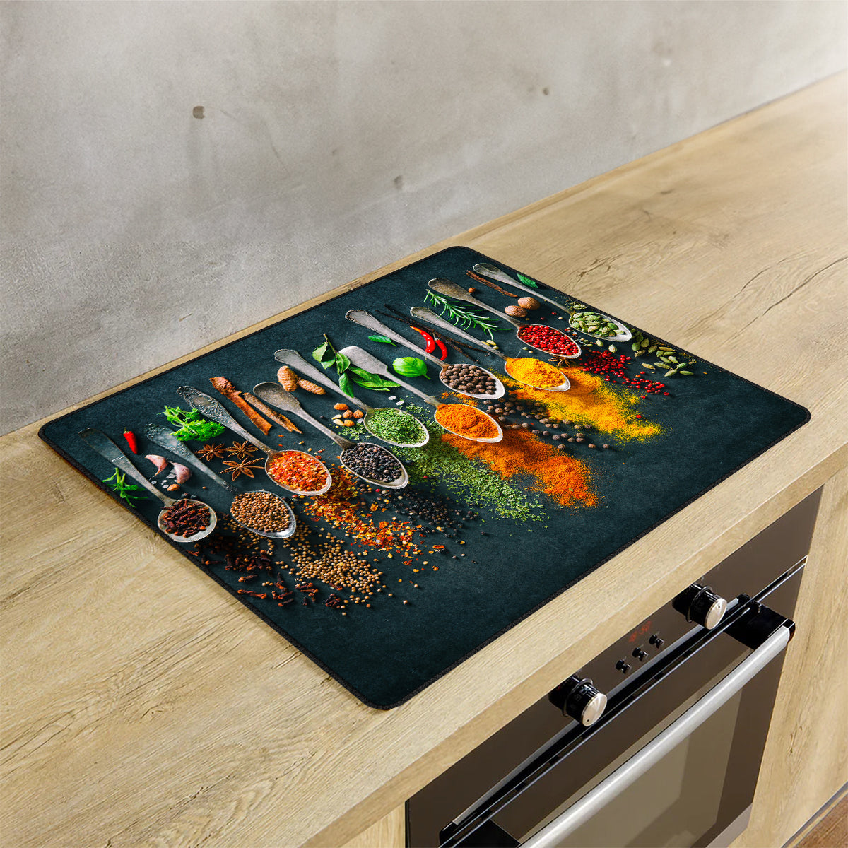 Inductie beschermer kruiden en specerijen lepels op de inductie plaat in de keuken