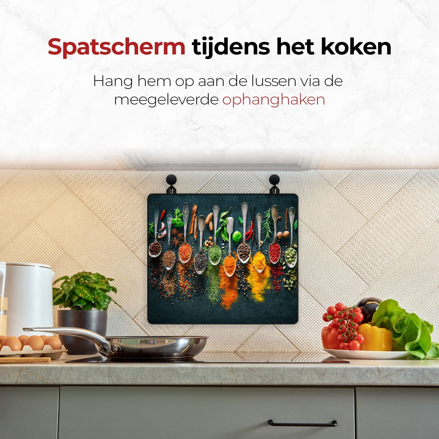 Spatscherm beschermer kruiden en specerijen lepels aan de muur tijdens het koken 